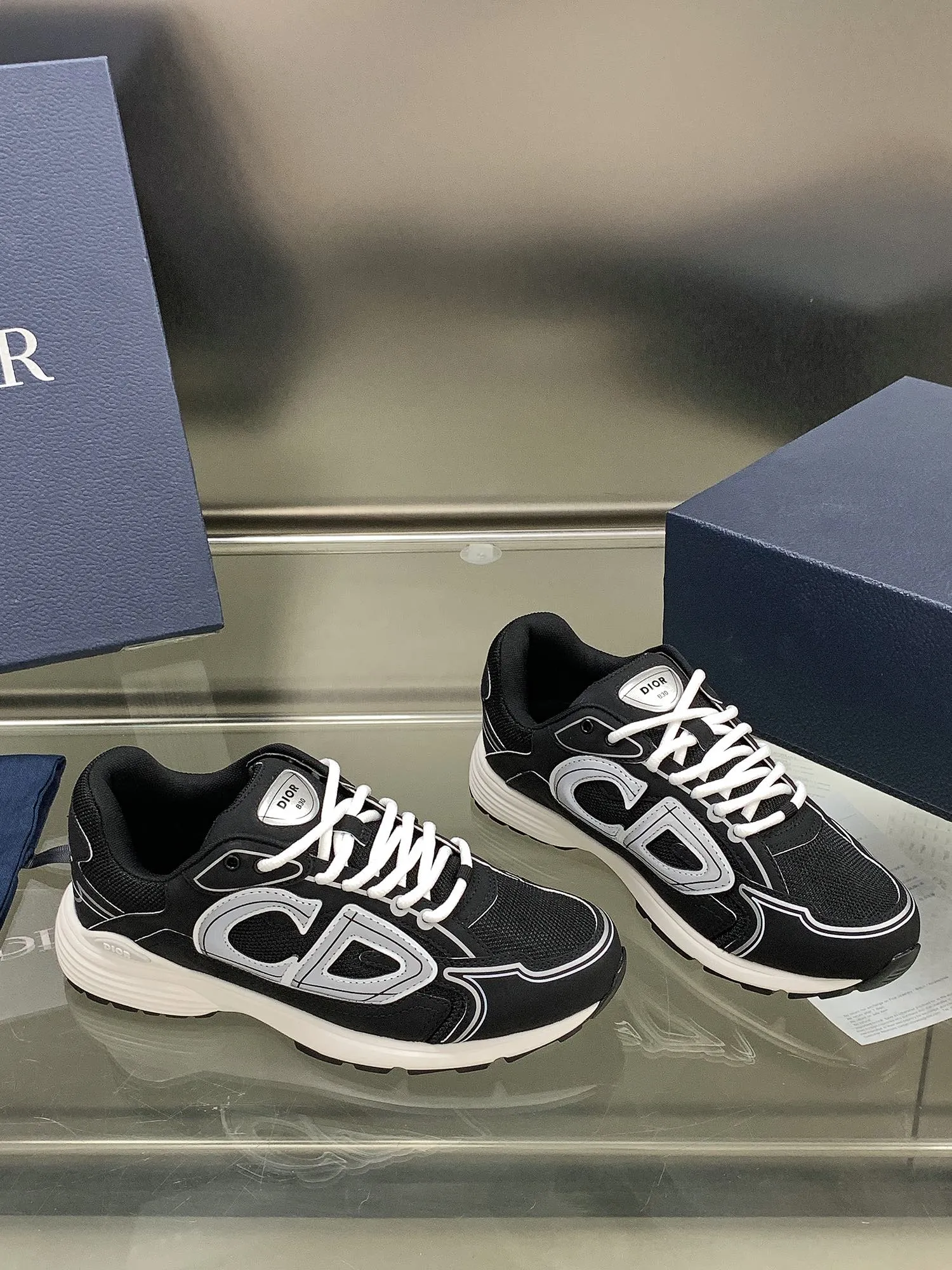 👟👟Ex-factory price 660👟👟 Newly upgraded Dior B30 series dad sneakers. New B30 sneakers. Dad Shoes style shoes that follow the trend of the retro market. The Dior logo on the tongue also indicates that this pair of shoes is the B30 model! B30 uses fine-textured leather and mesh cloth materials to form a shoe body. There are conspicuous letters CD on both sides of the shoe body to indicate identity. Many lines on the shoe body outline details to make the shoes look less monotonous and full of retro flavor. The delivery counter is exquisitely packaged🛍📦 ▪️Fabric: Original customized technical fabric + mesh ▪️Inner lining: Customized breathable lining ▪️Outsole: IP+TPU outsole ▪️Sole thickness: 3.5CM ▪️Size: Women’s size 35-40 / Men’s size 39-45